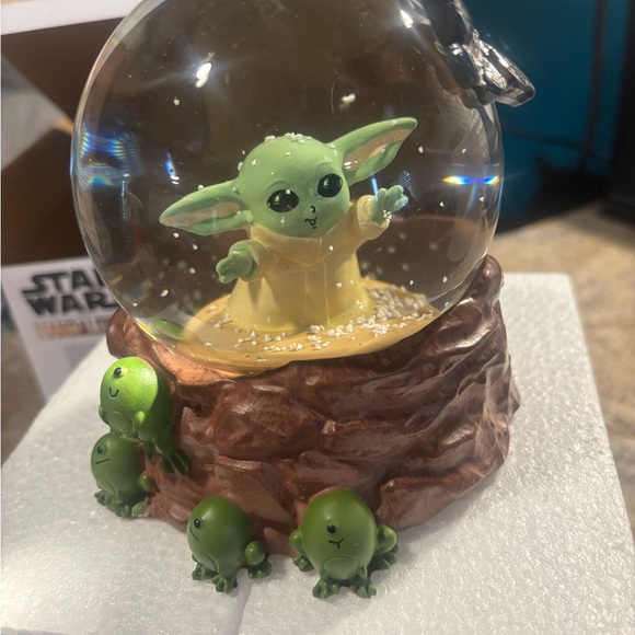 Star Wars The Mandalorian Snow Globe - Picture 9 of 10
